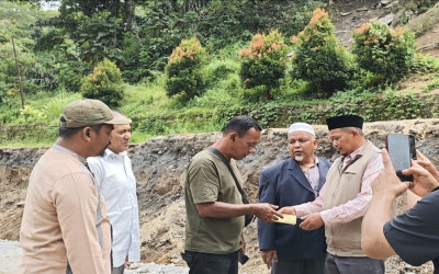 Kepedulian Bersama untuk Perbaikan Jalan Tajuk Enang-Enang, MTsN 1 Bener Meriah Serahkan Hasil Pengalangan Dana Kepada Penggagas Jalan Swadaya